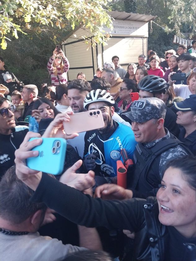 Ulises Bueno, en Alta Gracia, rodeado de fanáticos e hinchas.