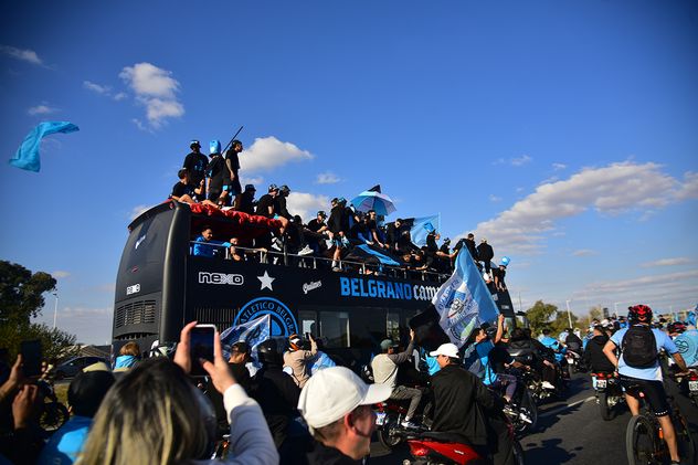 Caravana del Belgrano campeón por la Circunvalación de Córdoba.