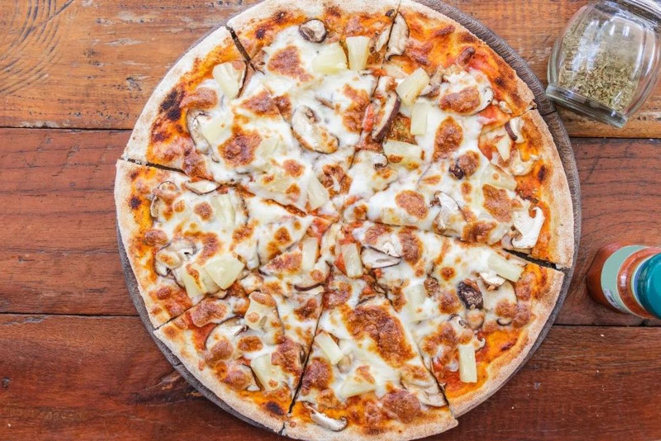 La pizza con base de pollo se convirtió en una de las recetas saludables más buscadas por quienes quieren evitar las harinas refinadas.