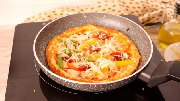 La pizza con base de pollo se convirtió en una de las recetas saludables más buscadas por quienes quieren evitar las harinas refinadas.