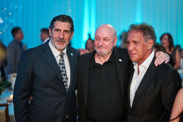 El empresario Daniel Hadad con Roberto Macho, presidente de la cámara de comercio Argentino-Americana y el director Juan José Campanella