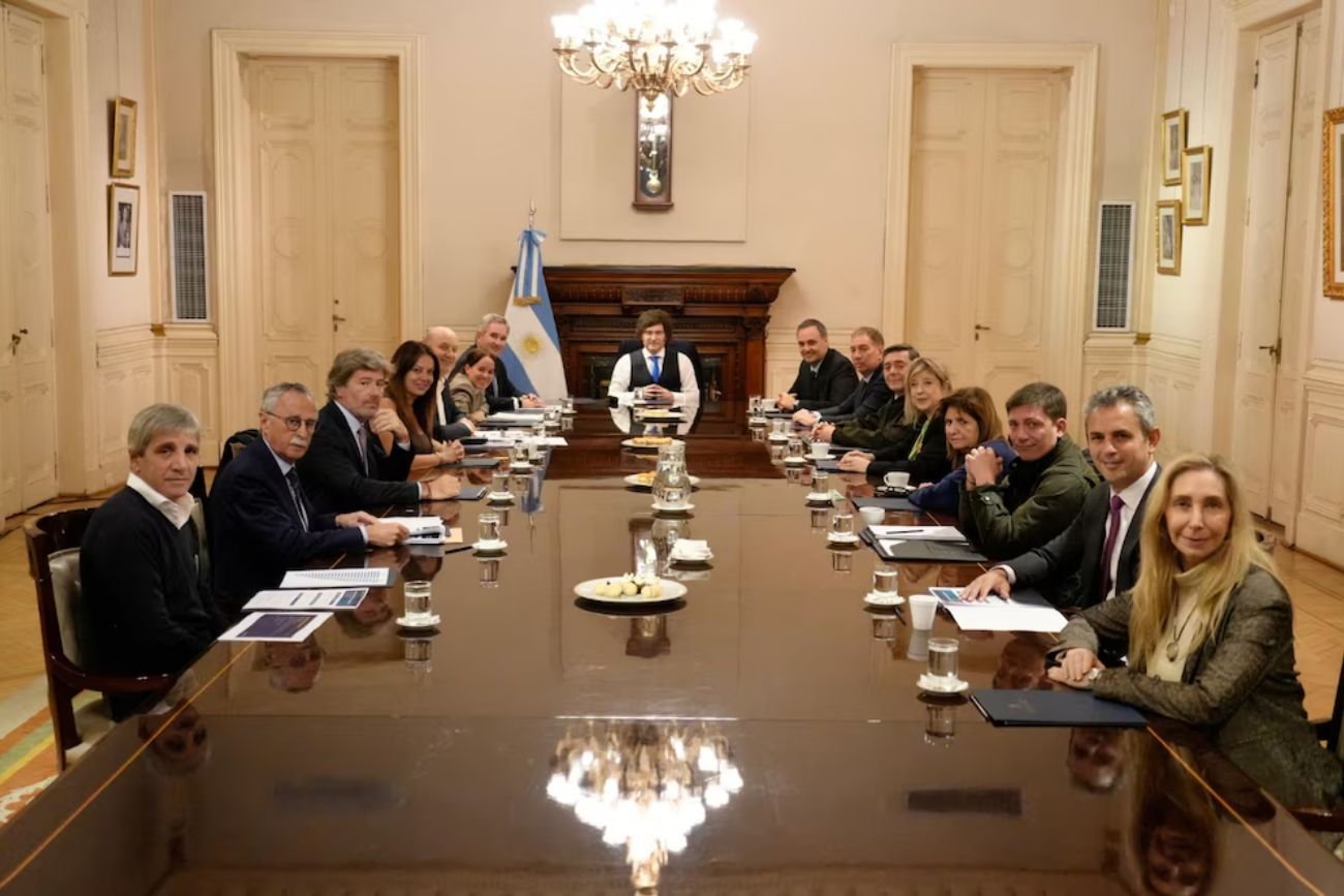 Milei intenta blindar la gestión: reunión de Gabinete sin menciones a la interna y gestos de unidad