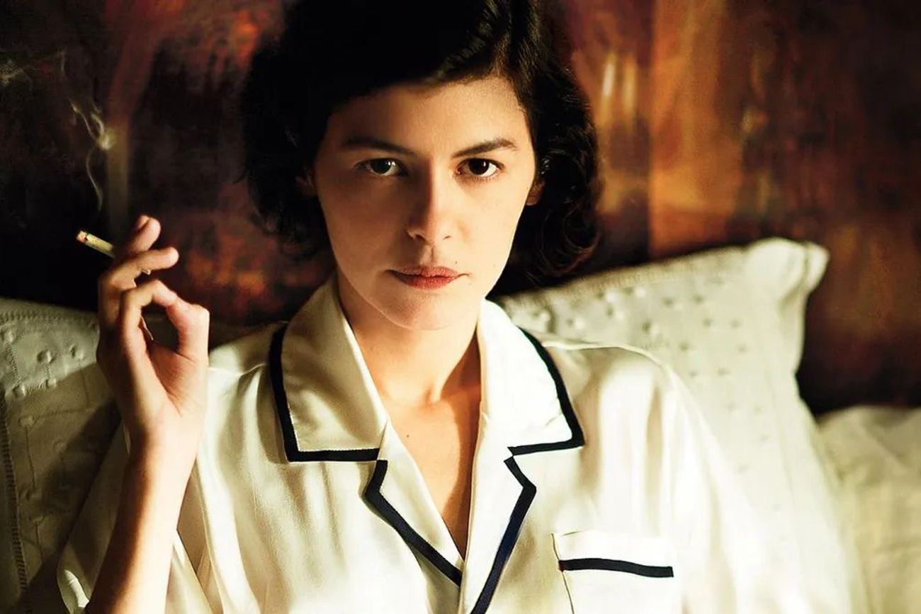 La película retrata los años más difíciles de Gabrielle Chanel antes de transformarse en una leyenda de la moda mundial.