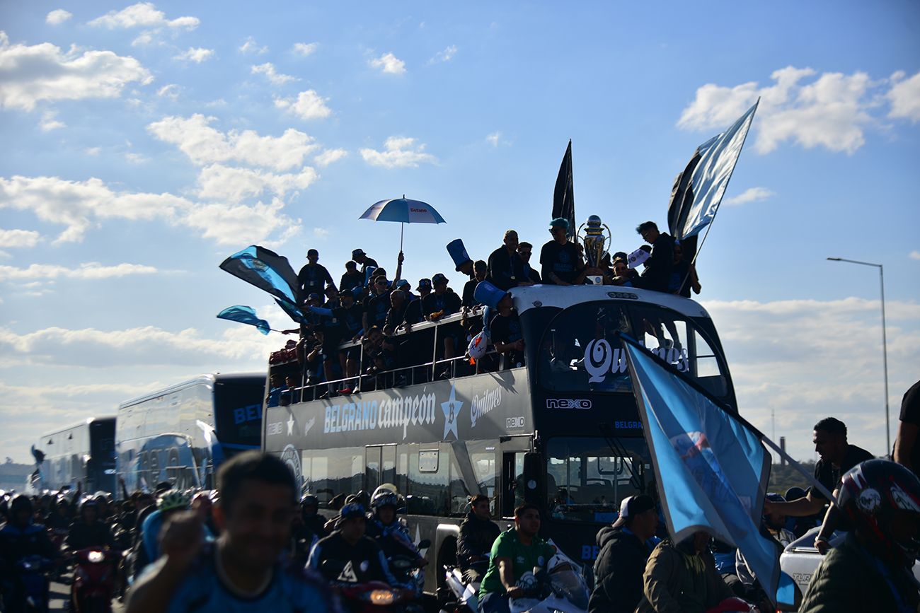 Caravana del Belgrano campeón por la Circunvalación de Córdoba.