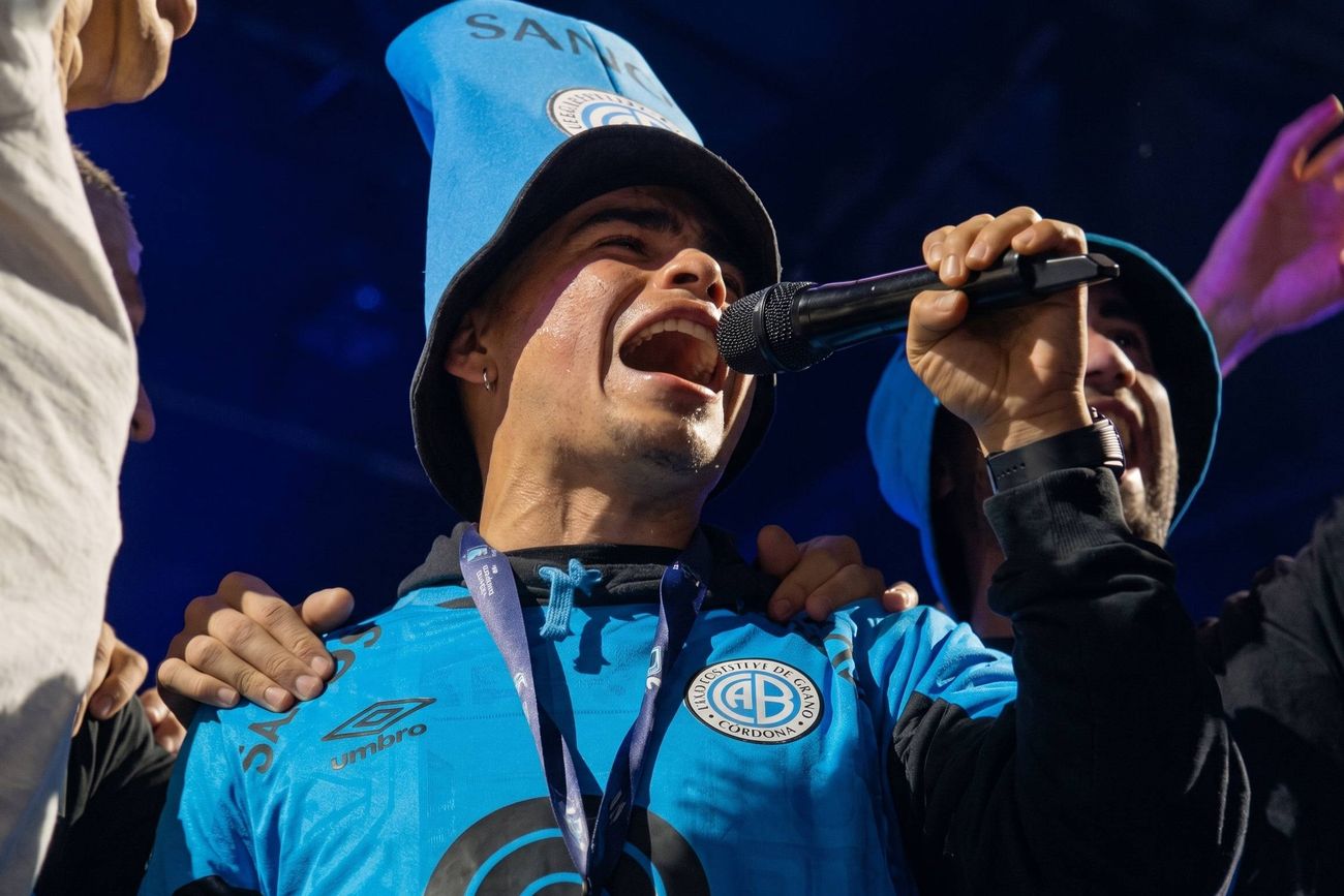 Los jugadores de Belgrano con La Mona Jiménez, celebrando el campeonato.