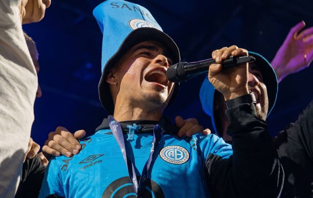 Los jugadores de Belgrano con La Mona Jiménez, celebrando el campeonato.