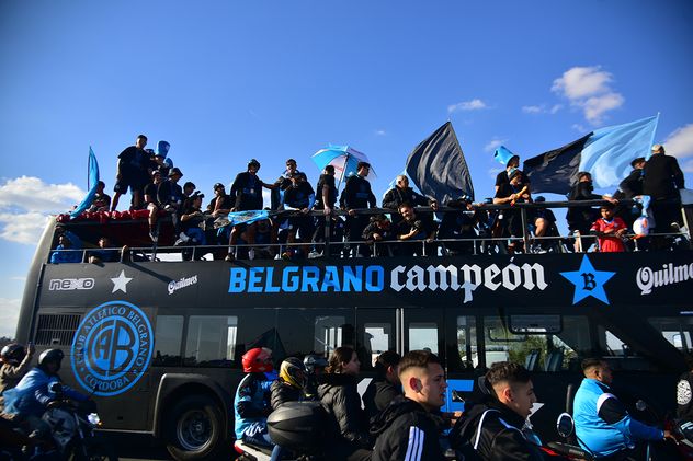 Caravana del Belgrano campeón por la Circunvalación de Córdoba.