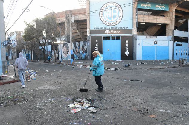 El día después del festejo de Belgrano campeón, había mucha basura por recoger en las calles de la ciudad de Córdoba.