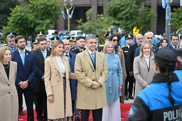 El jefe de Gobierno porteño, Jorge Macri, izó la Bandera Nacional en Plaza de Mayo antes del Tedeum en la Catedral Metropolitana 
