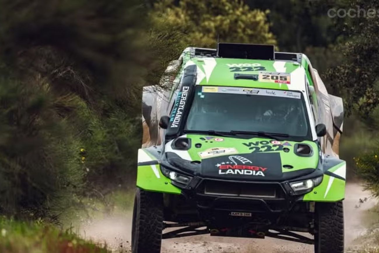 El polaco Eryk Goczal (Toyota Hilux) que había ganado su primera etap en el Dakar, arrancó como líder en el Desafío Ruta 40, tras ganar en San Juan.
