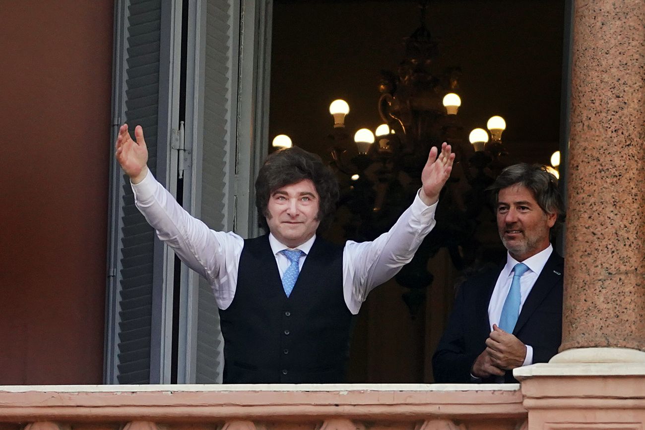 25 de Mayo.El presidente Milei saludó desde el balcón de Casa Rosada.