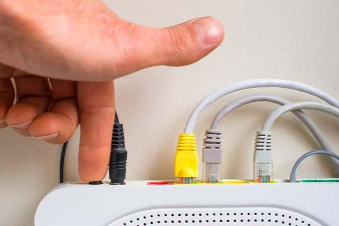 El botón WPS está incorporado en la mayoría de los routers modernos y permite conectar dispositivos sin ingresar la contraseña del WiFi.