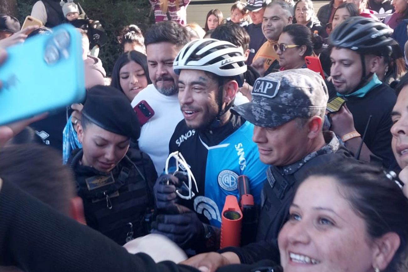Ulises Bueno, en Alta Gracia, rodeado de fanáticos e hinchas en el ingreso a la gruta de la Virgen de Lourdes.