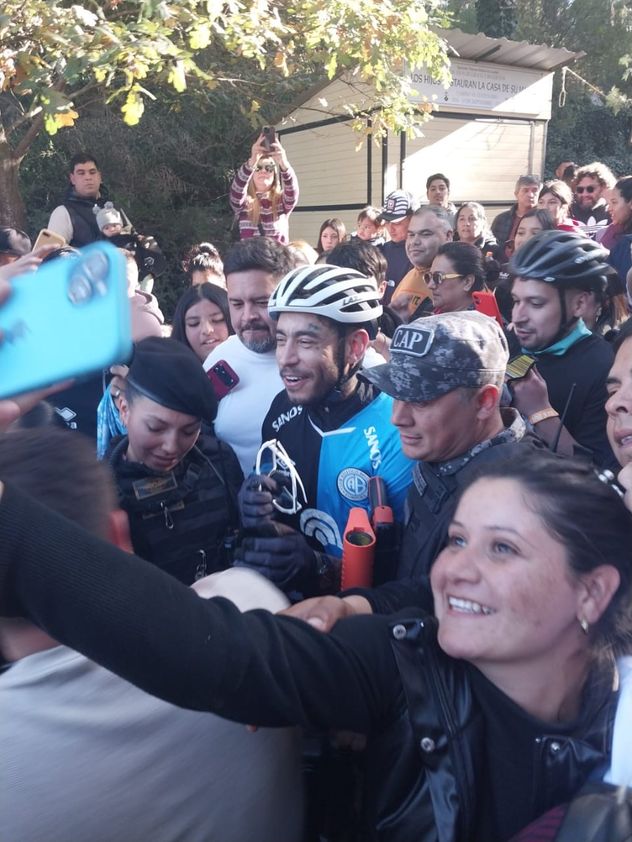 Ulises Bueno, en Alta Gracia, rodeado de fanáticos e hinchas.