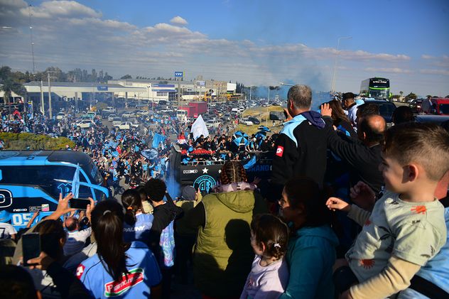Caravana del Belgrano campeón por la Circunvalación de Córdoba.