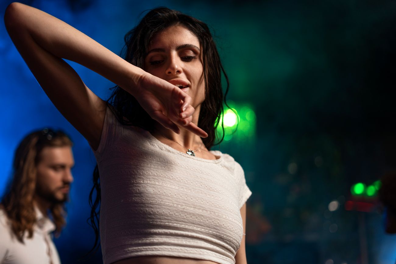 Según estudio, el reaggetón es el género musical que más activa el cerebro.