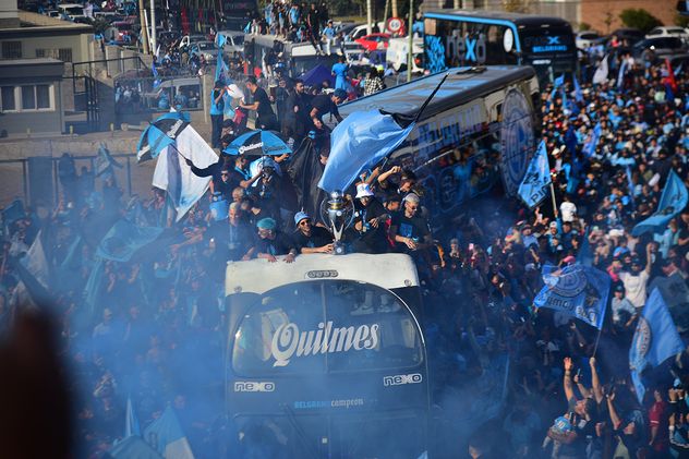 Caravana del Belgrano campeón por la Circunvalación de Córdoba.