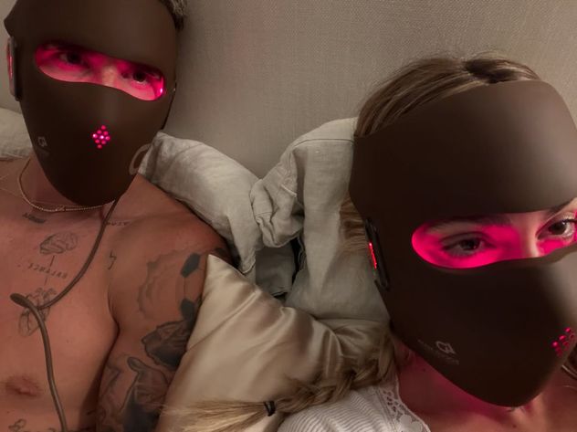 Tini Stoessel y Rodrigo De Paul en una sesión de skincare
