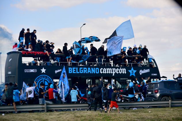 El ómnibus descapotado permitió a los jugadores ser testigos directos del cariño y el agradecimiento de la gente.
