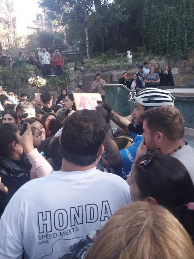 Ulises Bueno, en Alta Gracia, rodeado de fanáticos e hinchas.