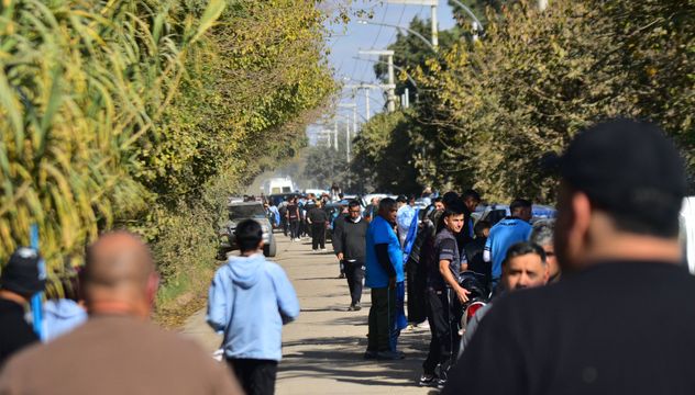 Impresionante concurrencia al inicio de la caravana de los jugadores de Belgrano en Villa Esquiú. 