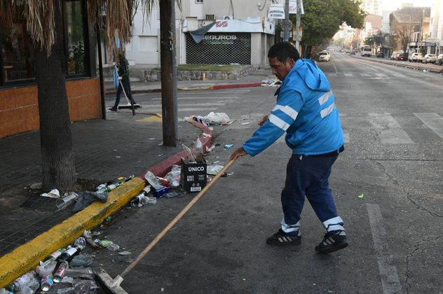 El día después del festejo de Belgrano campeón, había mucha basura por recoger en las calles de la ciudad de Córdoba.