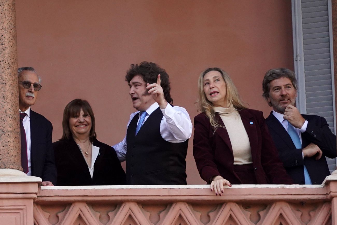 El presidente Javier Milei en el balcón de Casa Rosada tras participar del Tedeum por el 25 de mayo
