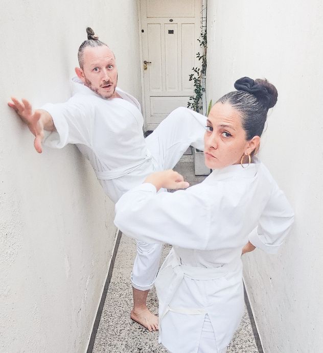 Jonatan Szer y Noelia Recalde con trajes "ninjas" y un código propio al que bautizaron "Lohdóh".