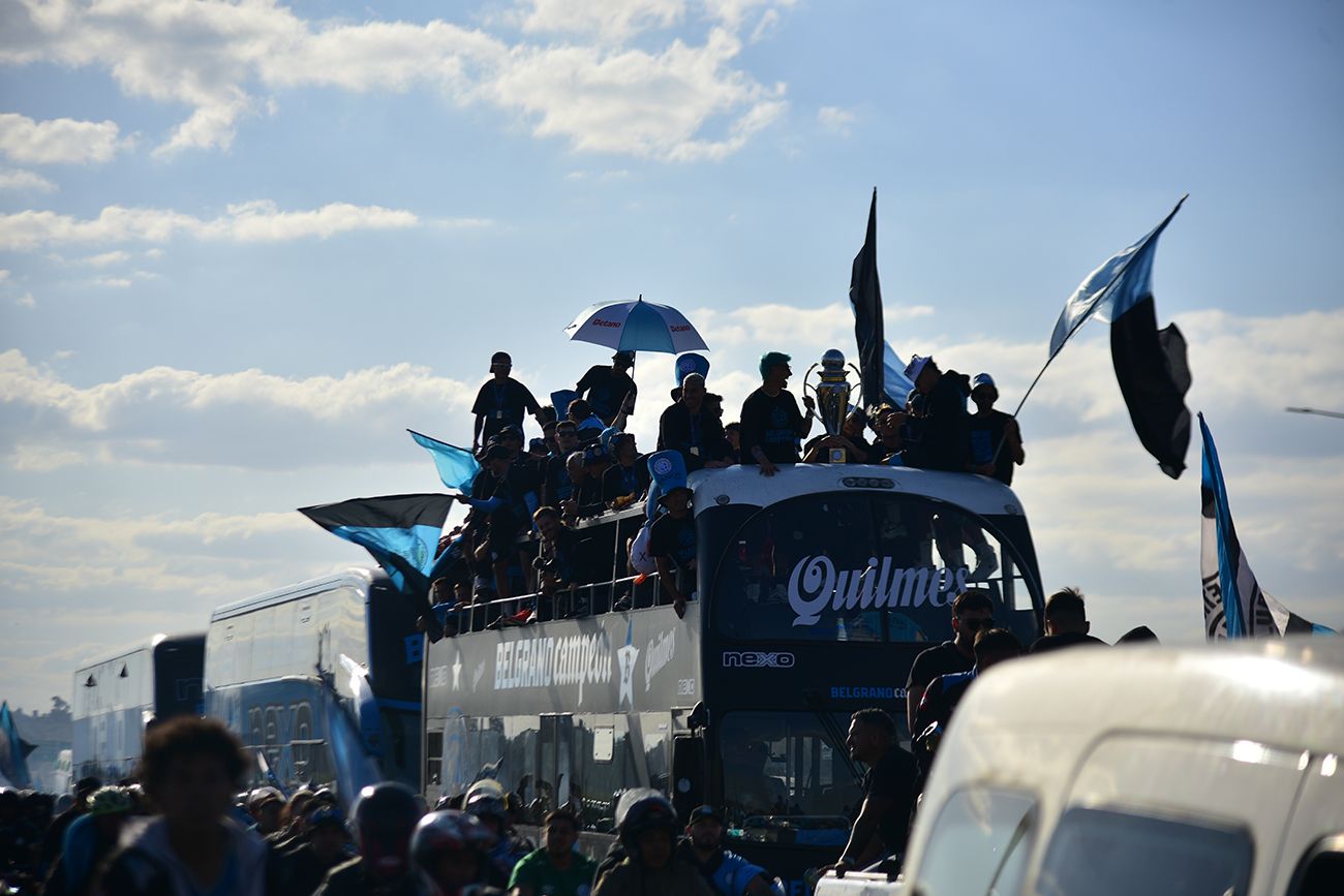 Caravana del Belgrano campeón por la Circunvalación de Córdoba.