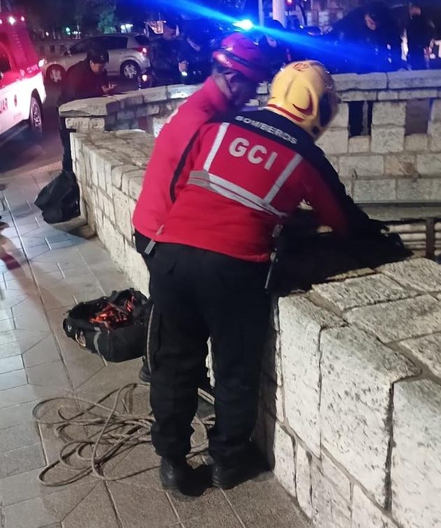 En medio de los festejos por el Belgrano campeón, un hombre cayó en La Cañada: está grave.