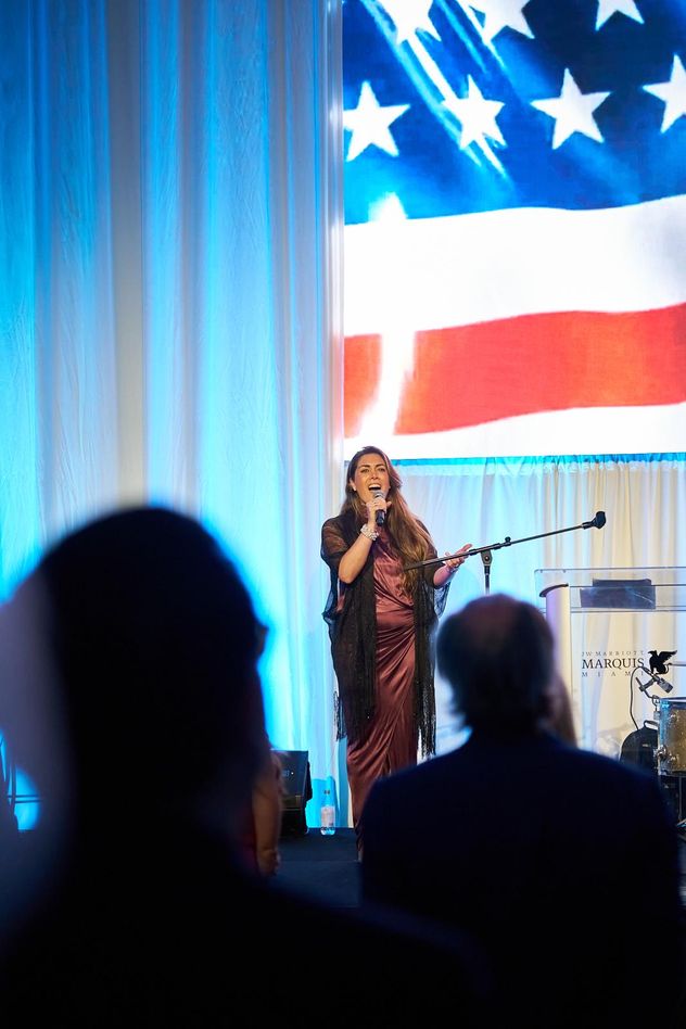 La mezzo-soprano cordobesa Solange Merdinian cantó en una gala en Miami y emocionó a Campanella