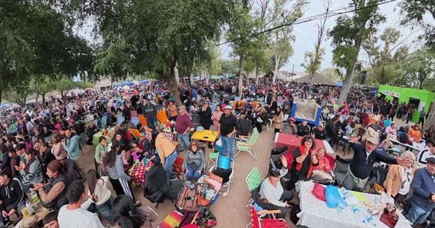 Sumampa se vistió de fiesta el 25 de Mayo con locro criollo y asado con cuero.