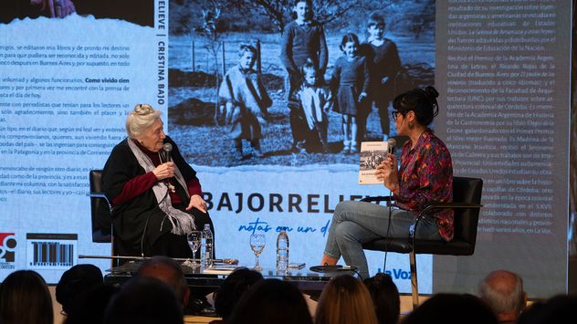 Cristina Bajo presentó su libro "Bajorrelieve. Notas en un diario", editado junto a La Voz con sus mejores columnas.