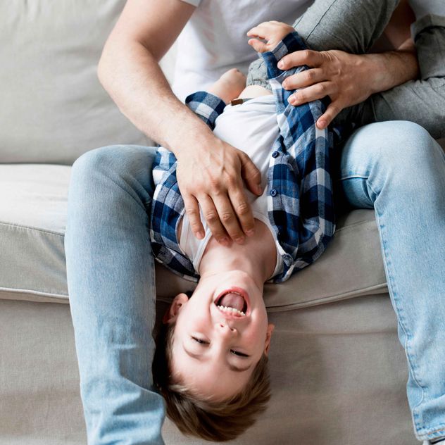 Hacer reír a los niños puede crear vínculos emocionales profundos y calmar su sistema nervioso, haciéndolos más resilientes y abiertos a nuevas ideas.