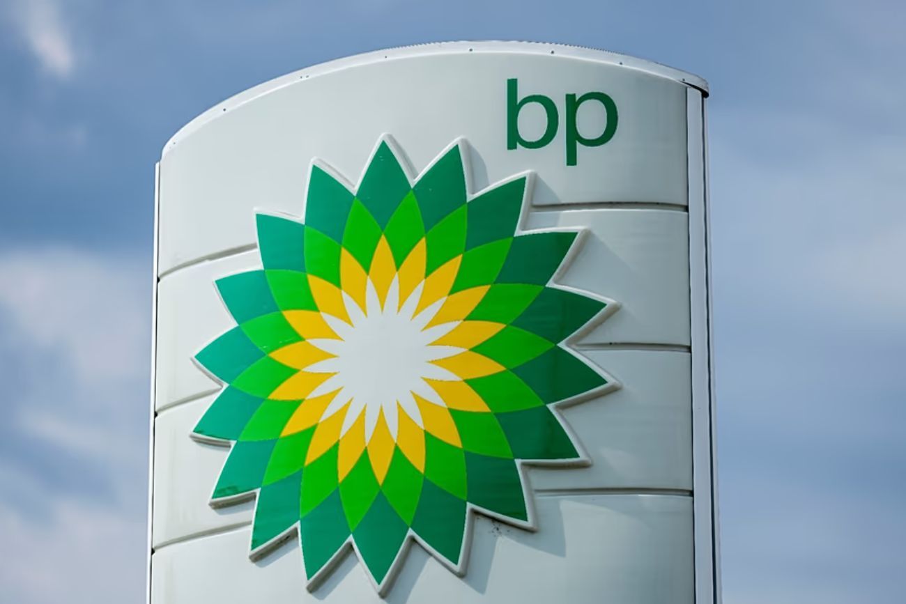 La petrolera británica BP destituyó a su presidente por problemas de conducta y gobernanza.
