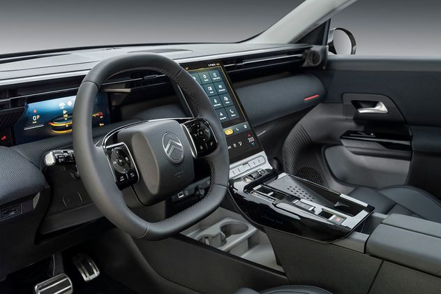 El puesto de conducción se completa con un tablero de instrumentos digital full HD de 10” y un Head-Up Display.