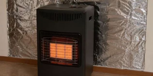 Cómo usar papel aluminio detrás de la estufa para conservar el calor en casa.