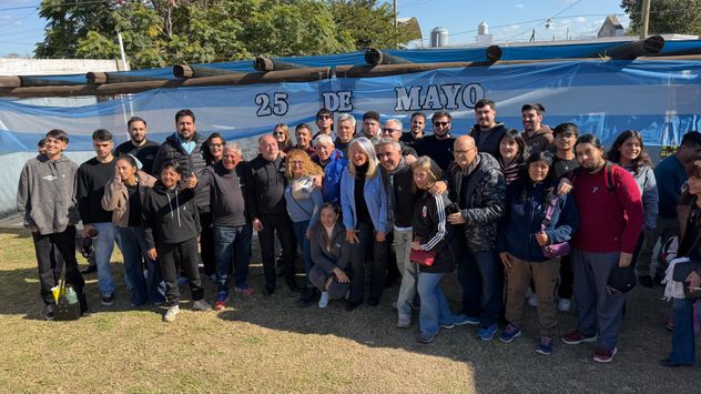 El senador Luis Juez, junto a dirigentes del Frente Cívico, en una recorrida por Córdoba capital.