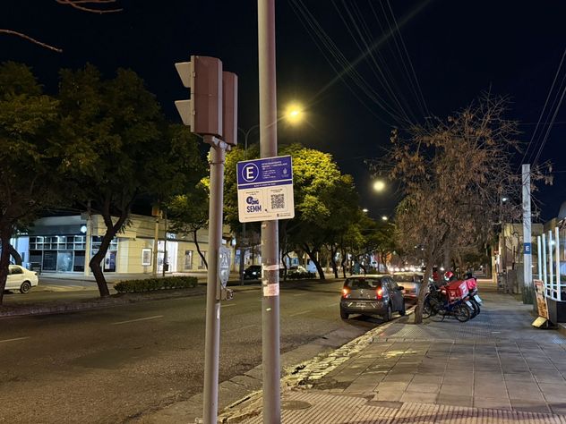 Después de las 20 no se observaron "naranjitas" sobre la avenida Rafael Núñez, en el Cerro de las Rosas. (La Voz)