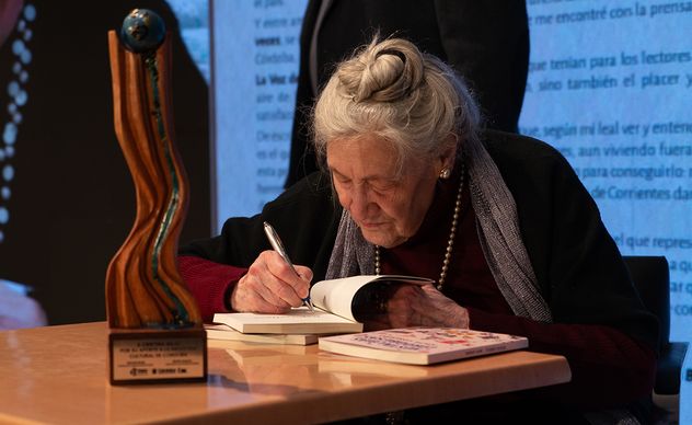 Cristina Bajo presentó su libro "Bajorrelieve. Notas en un diario" editado junto a La Voz con sus mejores columnas.