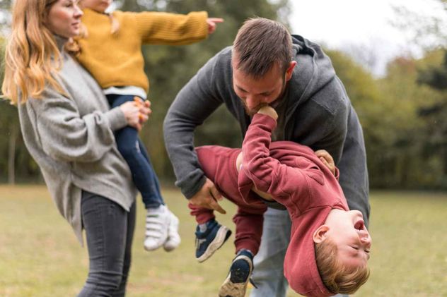 Hacer reír a los niños puede crear vínculos emocionales profundos y calmar su sistema nervioso, haciéndolos más resilientes y abiertos a nuevas ideas.