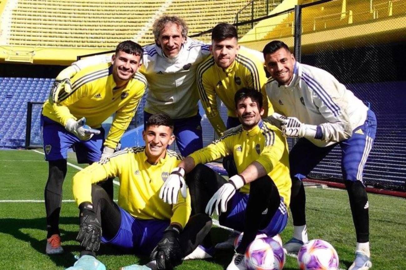 Fernando Gayoso junto los arqueros de Boca.