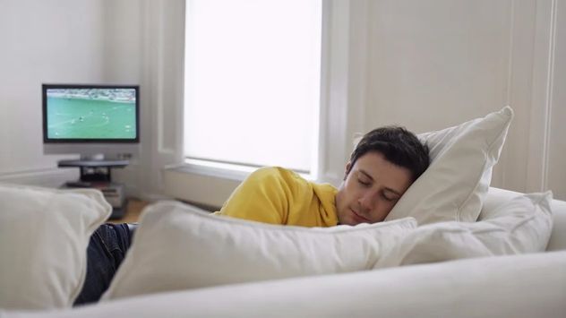 Según la psicología, las personas que se duermen con la TV encendida tienen más pensamientos intrusivos.