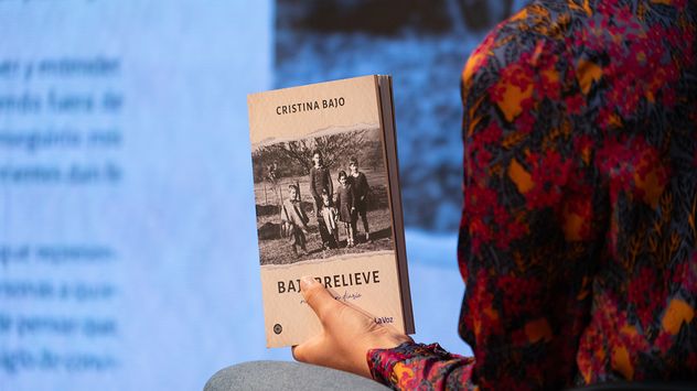 Cristina Bajo presentó su libro "Bajorrelieve. Notas en un diario" editado junto a La Voz con sus mejores columnas.