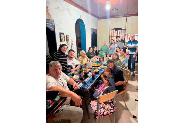Wanda Nara comiendo locro con sus hijas y la familia de Mauro Icardi en Rosario.