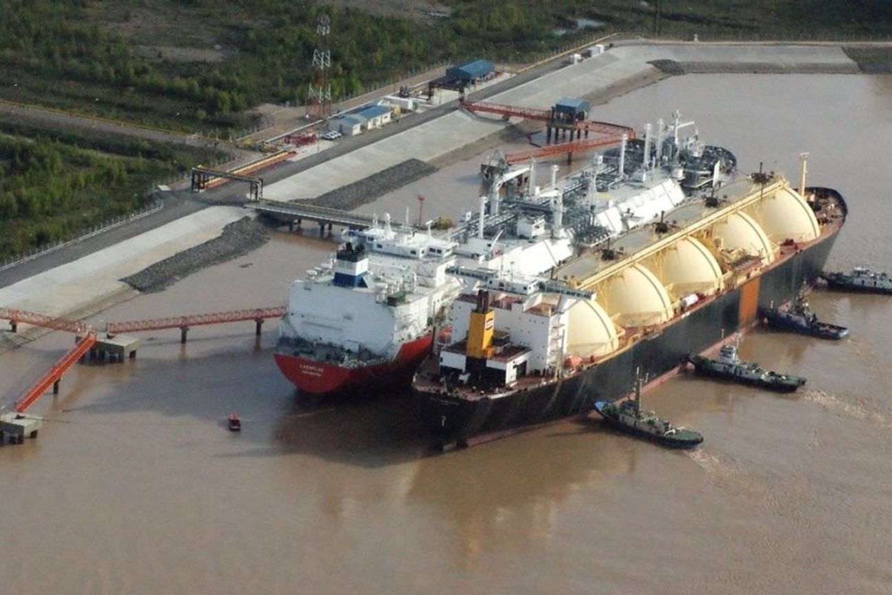 El GNL que llega por barcos es más costoso que el gas natural, por lo cual la industria es reacia a celebrar contratos. 