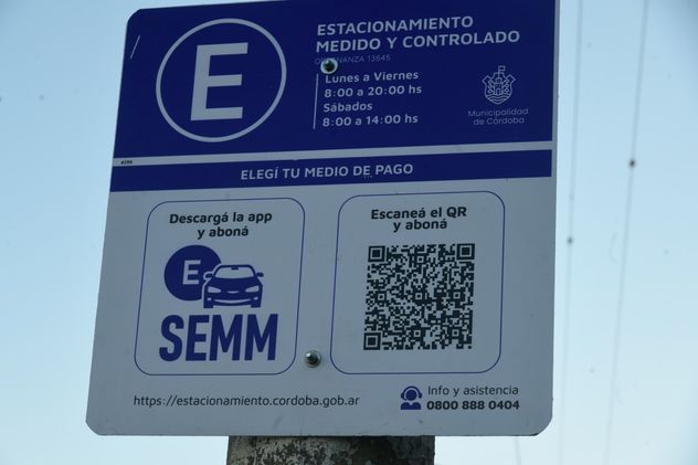 El nuevo sistema de estacionamiento ya se puede verificar con carteles colocados en las calles. 