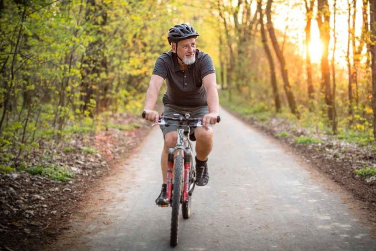 Andar en bicicleta mejora la memoria, reduce el estrés y fortalece los vínculos sociales