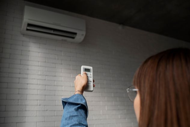A cuántos grados poner el aire acondicionado para hacer frente al frío sin gastar de más.