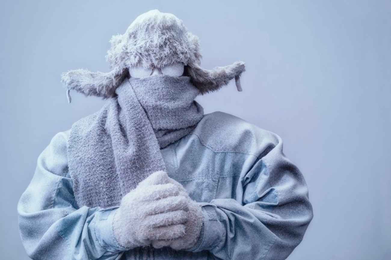 Ni el pelo mojado ni los pies helados. El frío no causa resfríos pero sí abre la puerta a los virus. 